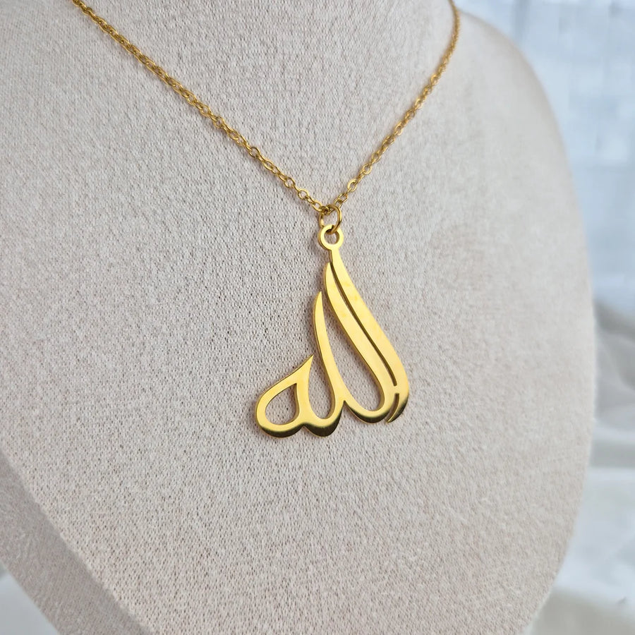 Goldene Allah-Halskette auf hellem Naturstein