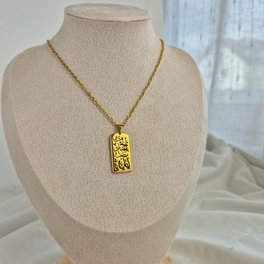 Goldene Alhamdulillah-Halskette auf hellem Naturstein
