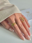Crossed loop Ring
