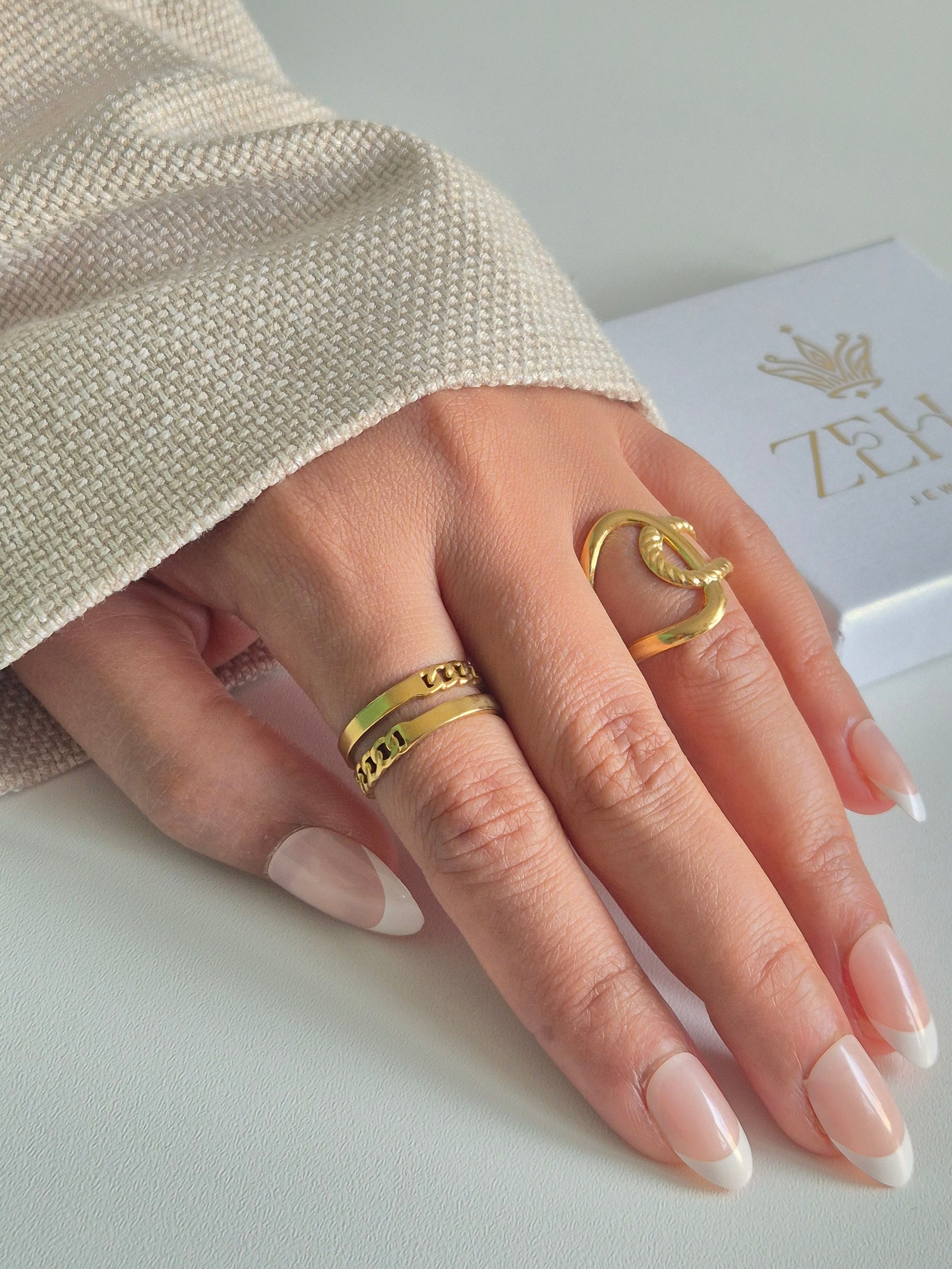Crossed loop Ring